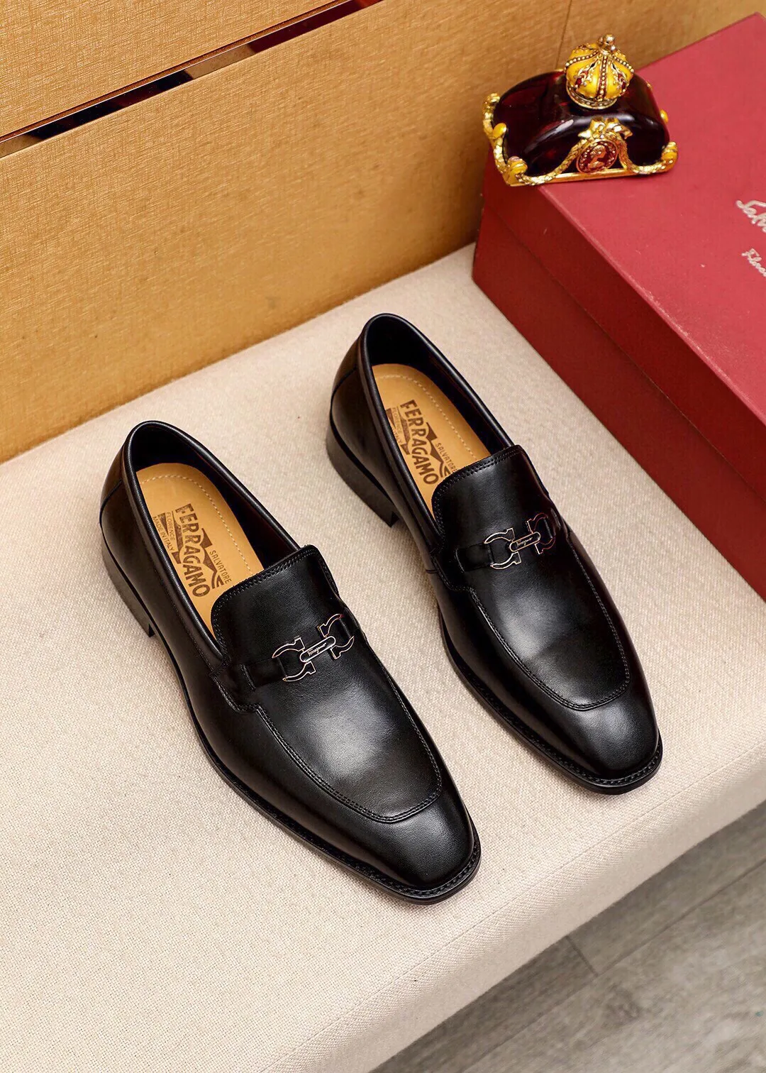 Men's shoes 💰480 💐 Product trademark: Ferragamo "Ferragamo" casual leather shoes Regular size: 38-44 (45🉑️customized) Product materials: Selected imported first-layer calfskin upper + luxury hardware buckle, imported water-dyed cow leather lining. Strong three-dimensional visual effect, original outsole color: 1⃣️color optional